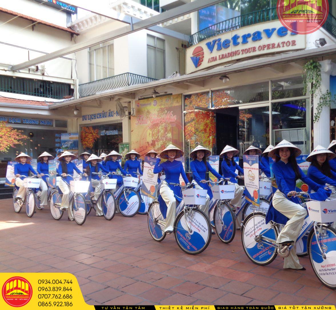 Cờ phướn Roadshow kích thước bao nhiêu 2 Cờ phướn Roadshow diễu hành đường phố