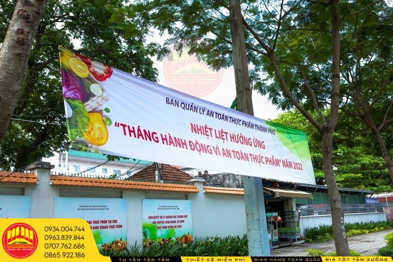 Cờ phướn ngang tiêu chuẩn.