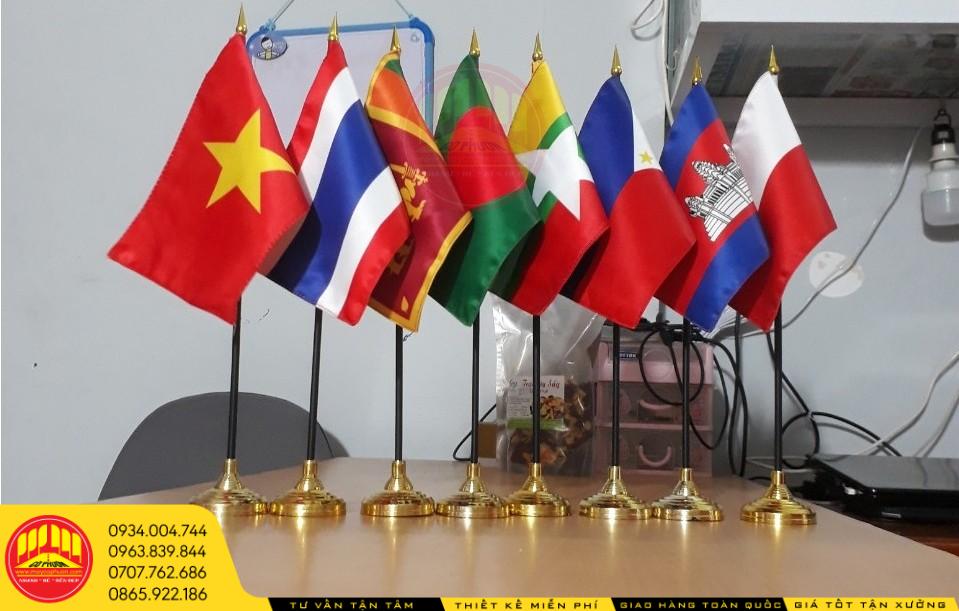 Cờ phướn để bàn dạng trụ.