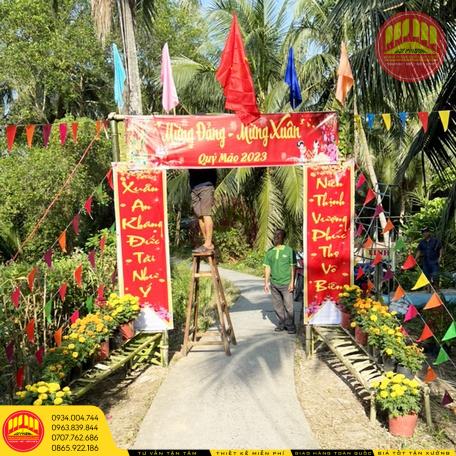 Cờ phướn treo cổng chào.